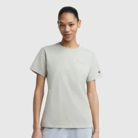 T-shirt classica, scritta tono su tono sul lato sinistro del petto