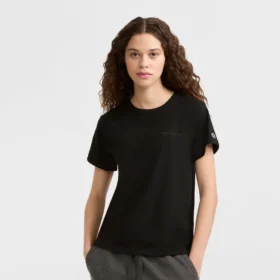 T-shirt classica, scritta tono su tono sul lato sinistro del petto