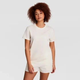 T-shirt classica, scritta tono su tono sul lato sinistro del petto