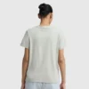T-shirt classica, scritta tono su tono sul lato sinistro del petto