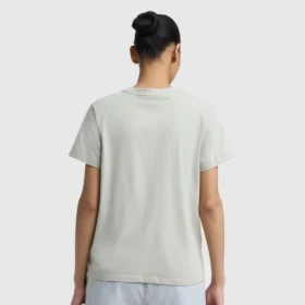T-shirt classica, scritta tono su tono sul lato sinistro del petto