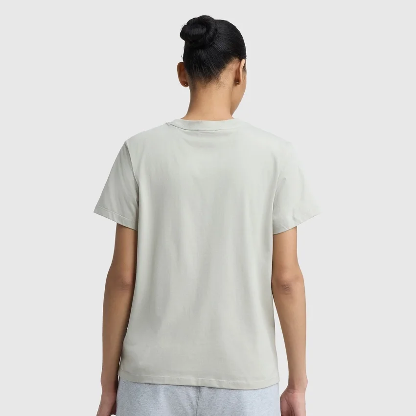 T-shirt classica, scritta tono su tono sul lato sinistro del petto