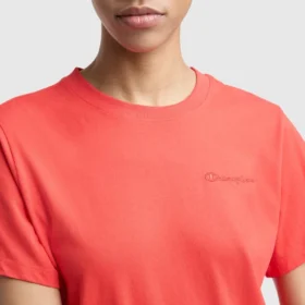 T-shirt classica, scritta tono su tono sul lato sinistro del petto