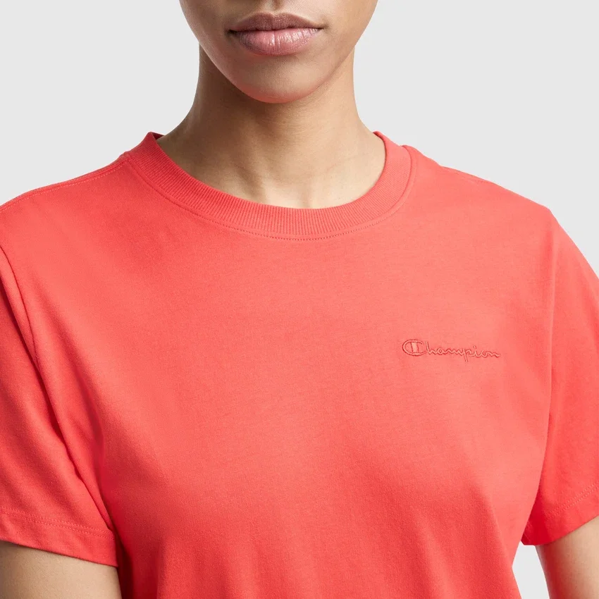 T-shirt classica, scritta tono su tono sul lato sinistro del petto