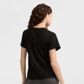 T-shirt classica, scritta tono su tono sul lato sinistro del petto