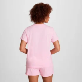 T-shirt classica, scritta tono su tono sul lato sinistro del petto