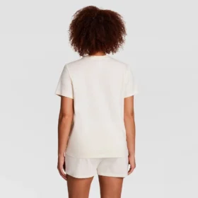 T-shirt classica, scritta tono su tono sul lato sinistro del petto