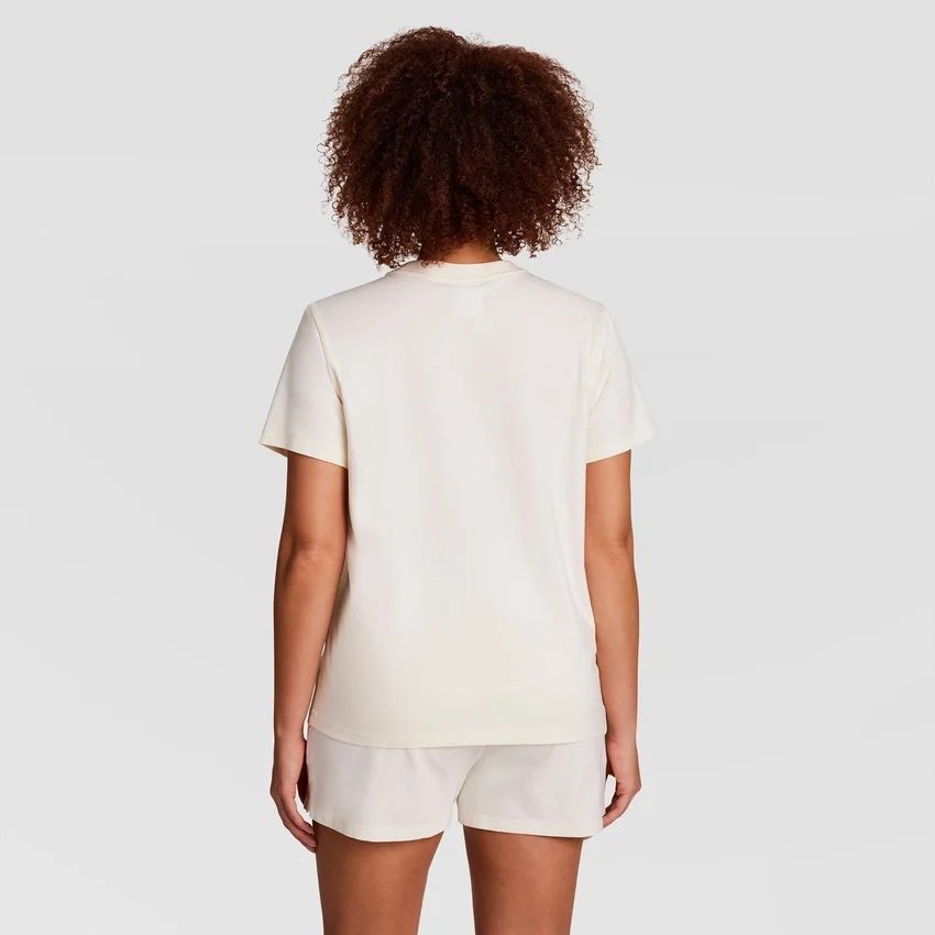 T-shirt classica, scritta tono su tono sul lato sinistro del petto