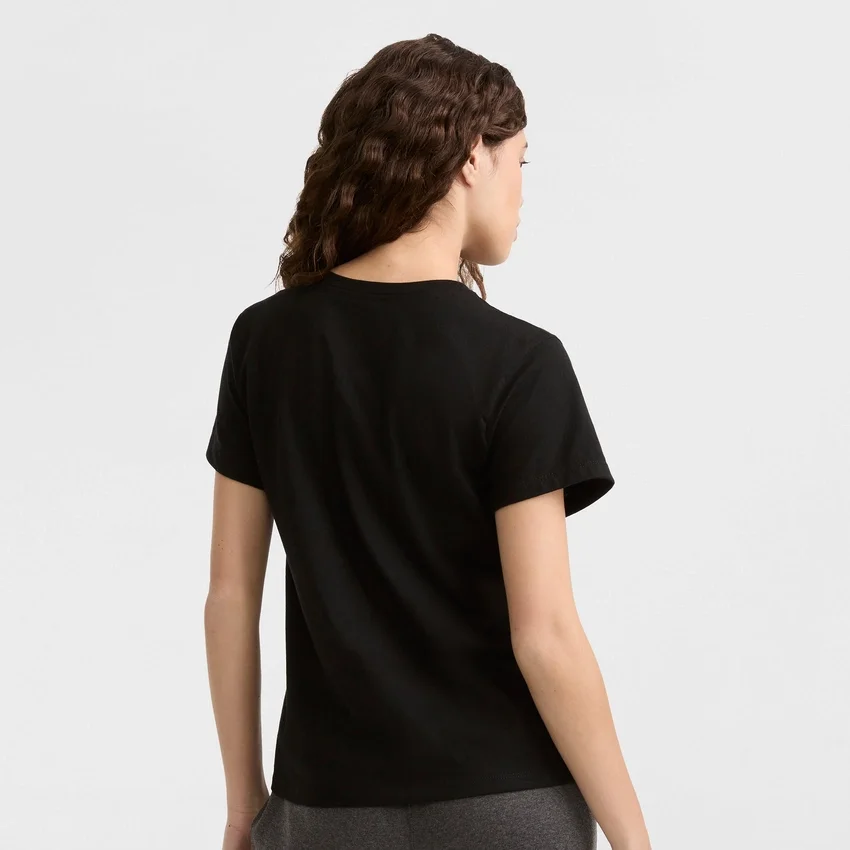 T-shirt classica, scritta tono su tono sul lato sinistro del petto