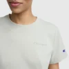 T-shirt classica, scritta tono su tono sul lato sinistro del petto
