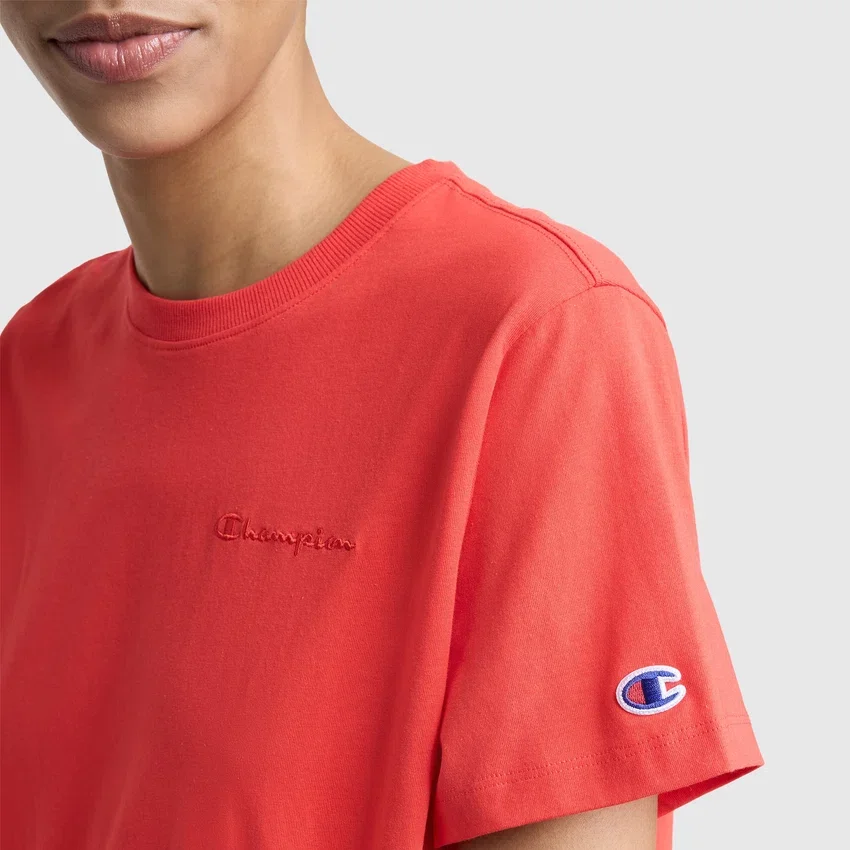 T-shirt classica, scritta tono su tono sul lato sinistro del petto