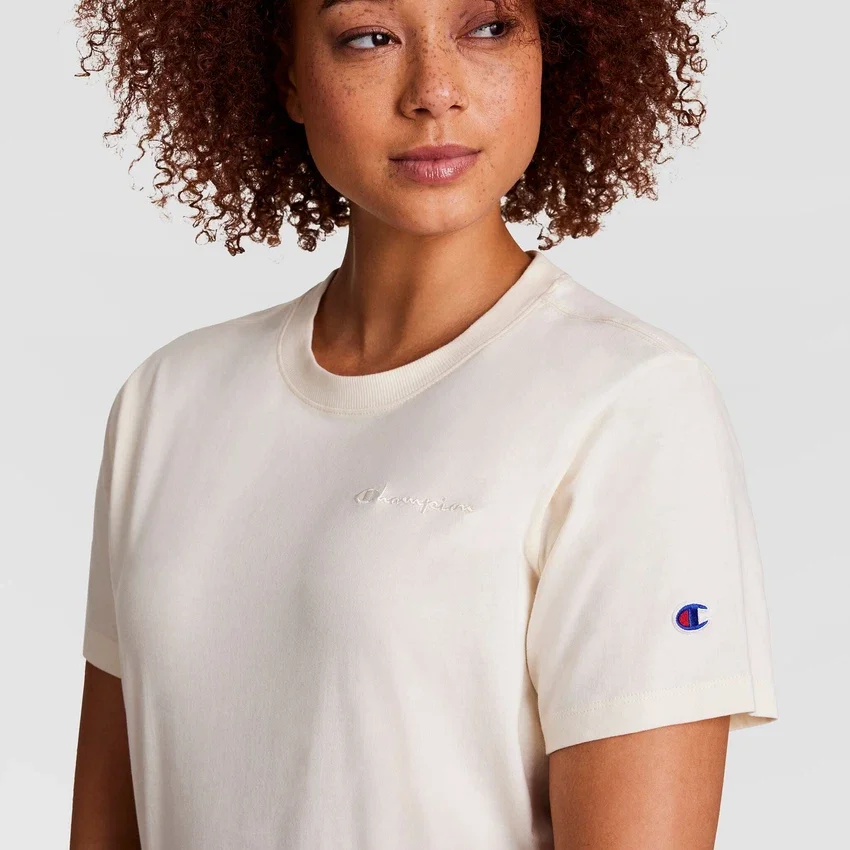 T-shirt classica, scritta tono su tono sul lato sinistro del petto