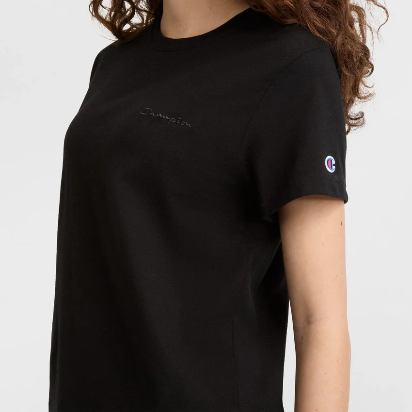 T-shirt classica, scritta tono su tono sul lato sinistro del petto