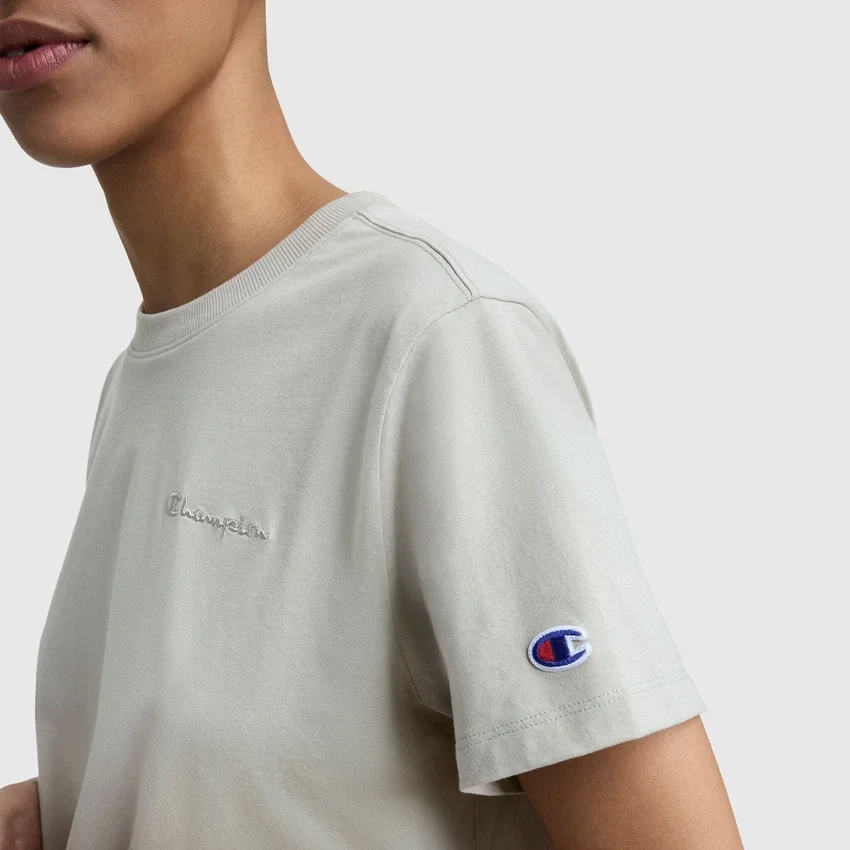 T-shirt classica, scritta tono su tono sul lato sinistro del petto