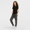 T-shirt classica, scritta tono su tono sul lato sinistro del petto